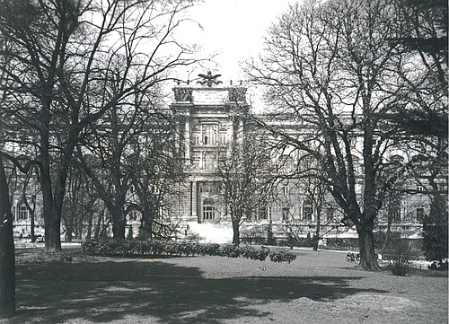 Sicht vom Burggarten in Wien auf die Neue Burg, zum Teil von Bäumen verdeckt